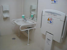 いなげや東村山市役所前店多目的トイレ