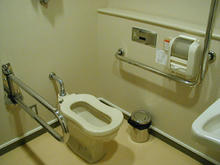 保谷こもれびホール 　1階ロビー多目的トイレ