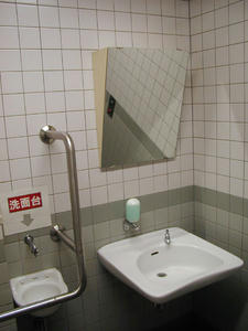 武蔵野総合体育館　1階北多目的トイレ