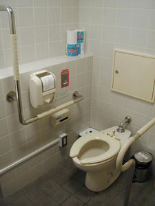 東京都写真美術館　1階ホール多目的トイレ