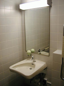 東京都写真美術館　1階ホール多目的トイレ