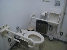 多摩平の森ふれあい館　1階多目的トイレ