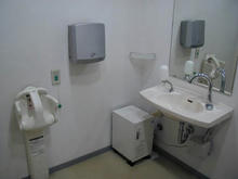 多摩平の森ふれあい館　1階多目的トイレ