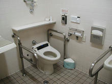 ライフ中野駅前店 2階多目的トイレ