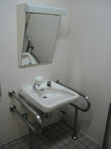 ライフ中野駅前店 2階多目的トイレ