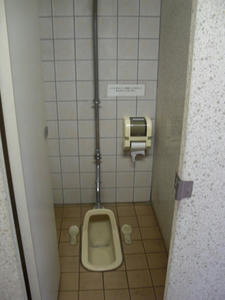 多磨霊園　休憩所トイレ