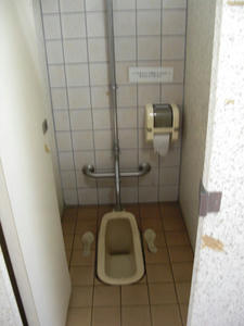 多磨霊園　休憩所トイレ