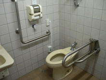 多磨霊園 休憩所多目的トイレ