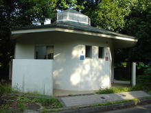 多磨霊園　名誉霊域通りトイレ