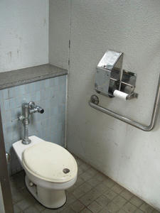 多磨霊園　名誉霊域通りトイレ