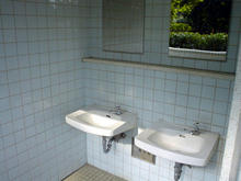 多磨霊園　西廻り西通り　無縁仏墓地横トイレ