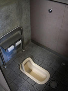 飛田給駅前トイレ