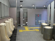 飛田給駅前トイレ