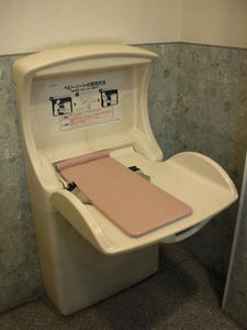 PCデポ花小金井店多目的トイレ