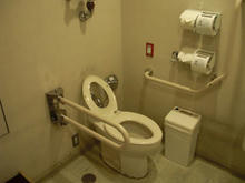 紀伊国屋書店　新宿南店　1階多目的トイレ