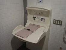 味の素スタジアム 正面ゲート多目的トイレ