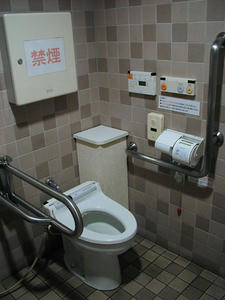 フォーリス 1階多目的トイレ