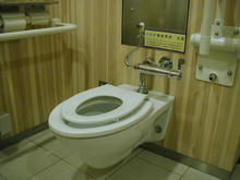 昭和記念公園 花みどり文化センター内多目的トイレ