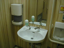 昭和記念公園 花みどり文化センター内多目的トイレ