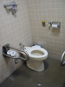 府中競馬場　競馬博物館1階多目的トイレ