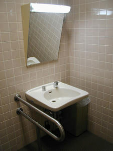 府中競馬場　競馬博物館1階多目的トイレ