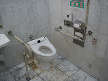 伊勢丹府中店 1階多目的トイレ