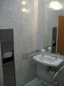 伊勢丹府中店 1階多目的トイレ