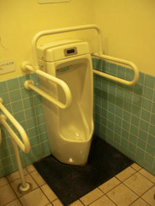 サンドラッグ下石原店　外トイレ