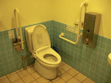 サンドラッグ下石原店　外トイレ