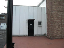 ユニクロ小平鈴木店 外トイレ