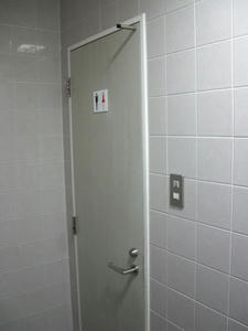 ユニクロ小平鈴木店 外トイレ