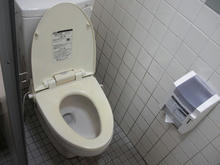 ユニクロ小平鈴木店 外トイレ