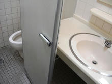 ユニクロ小平鈴木店 外トイレ