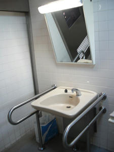 窪東公園多目的トイレ