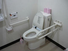 でんきち三鷹本店 1階多目的トイレ