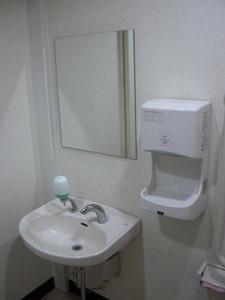 でんきち三鷹本店 1階多目的トイレ