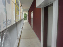 ヴィクトリアゴルフ三鷹野崎店外 2階回廊多目的トイレ