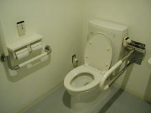 ヴィクトリアゴルフ三鷹野崎店外 2階回廊多目的トイレ