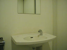 ヴィクトリアゴルフ三鷹野崎店外 2階回廊多目的トイレ