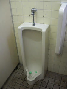 いなげや調布染地店 外トイレ