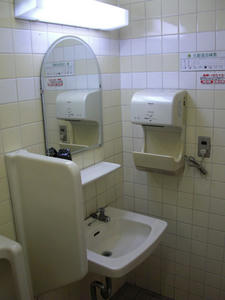 いなげや調布染地店 外トイレ