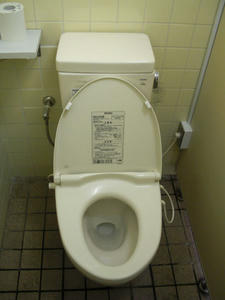 いなげや調布染地店 外トイレ