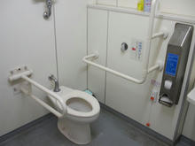 旧岩崎邸庭園　入場口横多目的トイレ