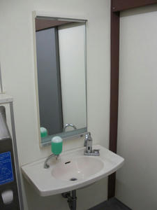 旧岩崎邸庭園　入場口横多目的トイレ