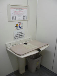 旧岩崎邸庭園　入場口横多目的トイレ