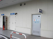 サンドラッグ三鷹牟礼店　外トイレ