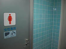 サンドラッグ三鷹牟礼店　外トイレ