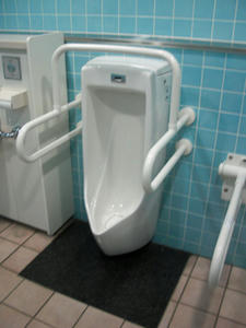 サンドラッグ三鷹牟礼店　外トイレ