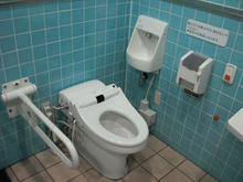 サンドラッグ三鷹牟礼店　外トイレ