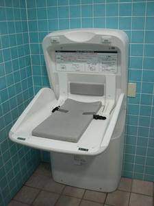 サンドラッグ三鷹牟礼店　外トイレ